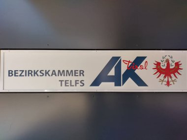 Telfs, Tyrol, Avusturya 1 Mayıs 2025: Arbeiterkammer Telfs (Almanca: Arbeiterkammer) imzası. Çalışma Odası, tyrolean çalışanlarının ve tüketicilerinin çıkarlarını temsil etmektedir..