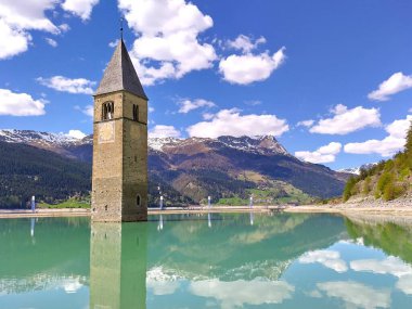 Meran, İtalya 1 Mayıs 2025: Önünde palmiye ağacı olan güzel geleneksel ev cephesinin dikey görünümü. Merano Köyü, Güney Tyrol, Kuzey İtalya. Alp mimarisi Akdeniz iklimiyle karşılaşıyor.