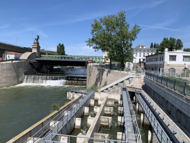 Viyana, Avusturya - 10 Mayıs 2025: Nussdorf Weir, yönetim binası, Schemerlbruecke veya Loewenbruecke (Lions Köprüsü) ve Boku Nehri Laboratuvarı. Su yolu araştırmaları için test tesisi.