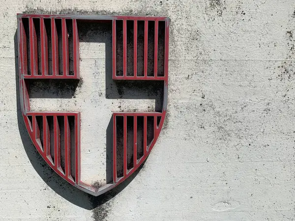 Viyana, Avusturya - 10 Mayıs 2025: Viyana şehrinin arması, kırmızı boyanmış metal çerçeve, kamu binasının beton duvarına bağlı. Boşluğu kopyala. 
