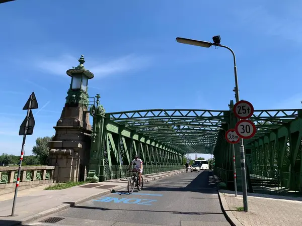 Viyana, Avusturya - 10 Mayıs 2025: Schemerlbruecke yazılı ve üzerinde fener bulunan sütun. Loewenbruecke (Lions Köprüsü) olarak da bilinir. Doebling ve Brigittenau bölgeleri arasındaki bağlantı.