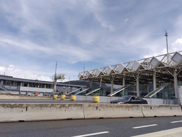 Шонберг-им-Стубаиталь, Тироль, Австрия 4 мая 2025 года: Возвращение на платную станцию Бреннер на перевале Бреннер на итало-австрийской границе. Вся автомагистраль А-13 Бреннер платная..