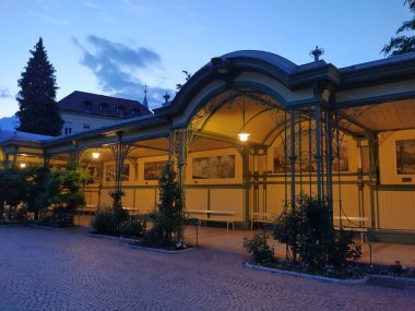 Meran, Güney Tyrol, İtalya 1 Mayıs 2025: Wendelhalle, Merano 'daki Passer nehri boyunca, Kış Gezinti Güvertesi' nde, Passer gezinti güvertesinin devamı olarak korunan bir geçittir. Baharda gün batımından sonra aydınlandı.