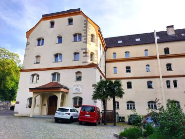 Meran, İtalya 3 Mayıs 2025: Merano, Güney Tyrol, kuzey İtalya 'da Katolik misafir evi. Pansiyon Salvatorianerinnen Katolik manastırında odalar sunuyor. Baharda güneşli bir gün
