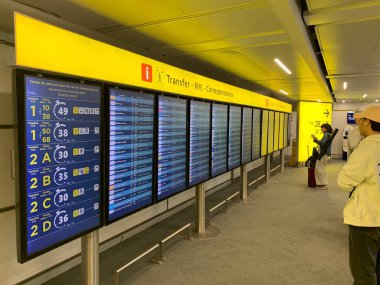 Roissy, Paris, Fransa - 23 Mayıs 2025: CDG Uluslararası Havalimanı 'ndaki Aydınlatılmış Uçuş Bilgilendirme Sistemi FIDS yolcuları varış, kalkış çizelgeleri ve gecikmeler hakkında bilgilendirir.