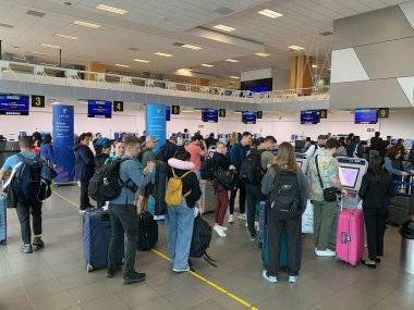 Callao, Lima, Peru - 25 Mayıs 2025: Yoğun bir sabahta Jorge Chvez Uluslararası Havalimanı SPJC 'nin kalkış salonunda bavullarını kontrol etmek için kuyruğa giren yolcular.