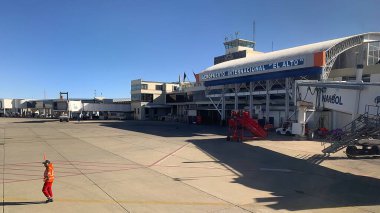 La Paz, Bolivya - 2 Haziran 2025: El Alto Uluslararası Havalimanı SLLP önlüğü, arka plandaki kule ve terminal binası üzerinde çalışan uçak mareşali.
