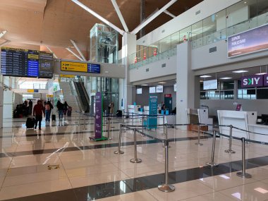 Calama, Antofagasta, Şili - Haziran 06, 2025: Modern El Loa Havaalanı SCCF giriş alanı. Arka planda Uçuş Bilgileri Görüntüleme Sistemi FIDS, Sky Airline ve JetSmart sayaçları.