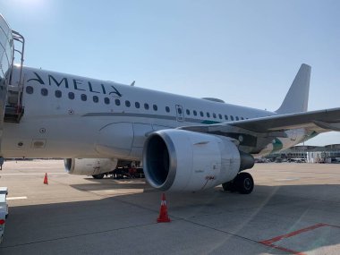 Roissy, Paris, Fransa - 09 Haziran 2025: Amelia Airbus A319-112 F-HDSJ 'nin uçak gövdesi ve jet motoru CDG Uluslararası Havalimanı apronuna park edilmiştir..