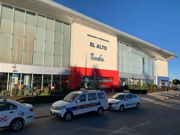 La Paz, Bolivya - 2 Haziran 2025: Modern cam beton cepheli El Alto Uluslararası Havaalanı SLLP binasının önünde bekleyen taksi kuyruğu. 