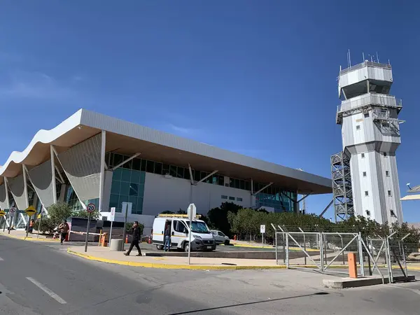 Calama, Antofagasta, Şili - 06 Haziran 2025: Kontrol kulesi ve El Loa Havaalanı SCCF 'nin modern terminal binası.