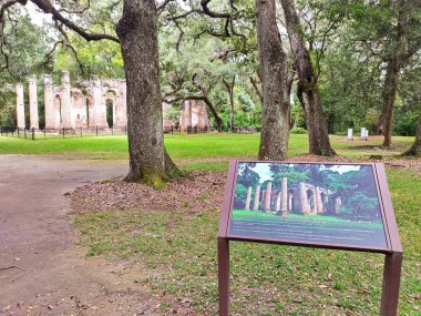 Beaufort, SC, ABD, 25 Eylül 2024: Eski Sheldon Kilisesi Harabeleri veya Prens Williams Kilisesi 'nin 1745 yılında inşa ettiği bilgi panosu. Ovada görkemli meşe ağaçları olan tarihi bir yer..