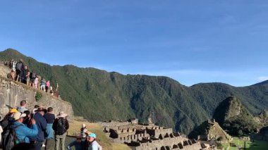 Aguas Calientes, Peru - 27 Mayıs 2025: UNESCO Dünya Mirası Sitesi Machu Picchu ve Huayna Picchu 'nun mükemmel fotoğraflarını çekmek için ünlü fotoğraf mekanında kuyrukta bekleyenler.
