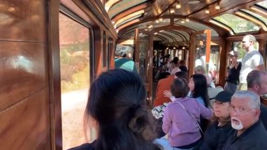 Cusco, Peru - 28 Mayıs 2025: Yolcular, Ferrocarril del Sur 'da Perurail tarafından işletilen Titicaca treninin canlı müzik eşliğinde gözlem ve eğlence aracıyla gezintiye çıkıyorlar. İç ve dış görünüm!