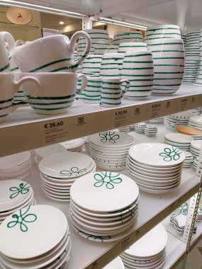 Gmunden, Avusturya 24 Ağustos 2025: Gmundner Keramik (seramik) mağazasının içi. 500 yıl boyunca yanan desenli eşsiz çömlekçilik sofra takımları yapmak. Dikey