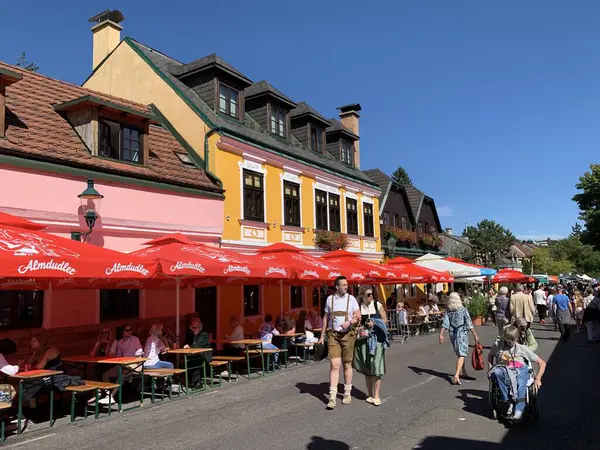 Viyana, Avusturya - 24 Ağustos 2025: Ziyaretçiler her yıl düzenlenen Viyana şarap imalat festivali Neustifter Kirtag 'in renkli galeri stantları ve pazar tribünlerinde gezinmekten keyif alıyorlar.