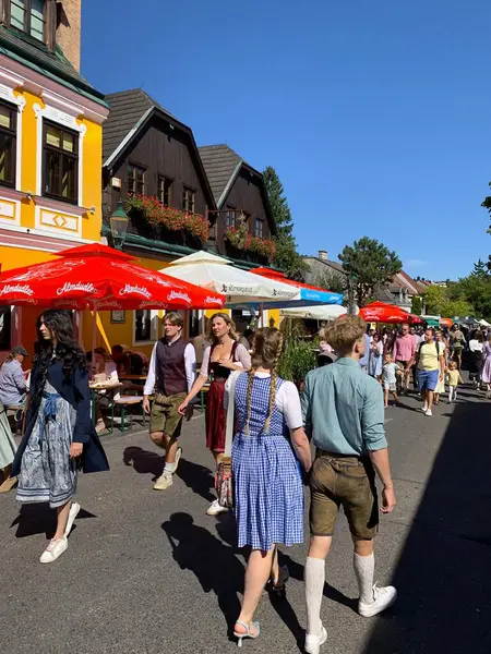 Viyana, Avusturya - 24 Ağustos 2025: Renkli galeri stantları ve Viyana şarap imalat festivali Neustifter Kirtag 'in pazar standlarında el ele tutuşan çiftler.
