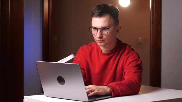 Homem Que Usa Óculos Uma Camisola Vermelha Ganha Muito Dinheiro — Vídeo de Stock