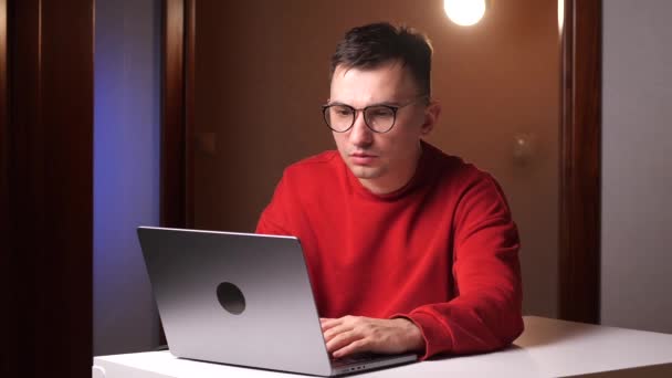 Stres Mladý Muž Brýlích Trpící Špatným Zrakem Důsledku Přepracování Počítače — Stock video