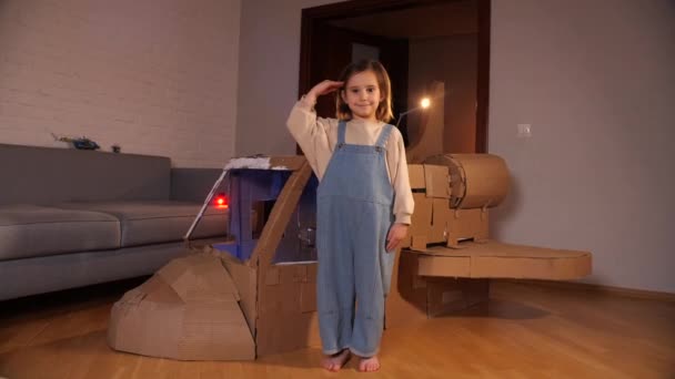 Uma Menina Macacão Azul Saúda Perto Ônibus Espacial Feito Papelão — Vídeo de Stock