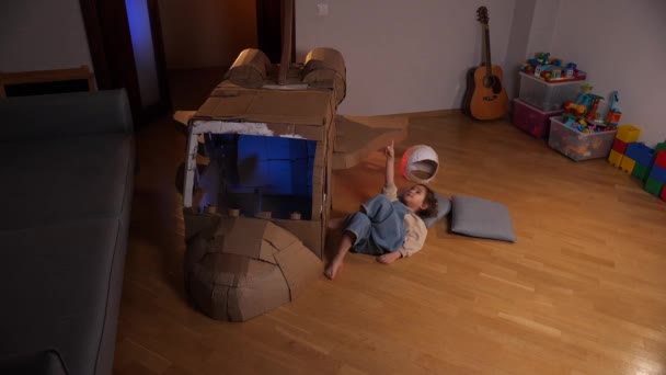 Schattig Klein Meisje Dat Speelt Met Speelgoed Shuttle Ruimteschip Raket — Stockvideo