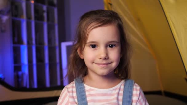 Retrato Menina Olhando Para Câmera Jovem Sorri Criança Feliz Olhando — Vídeo de Stock