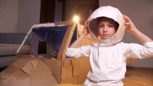 Barn Leker Hemma Astronaut Porträtt Roligt Liten Pojke Gammal Leksak — Stockvideo
