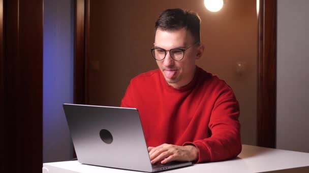 Programador Freelancer Hombre Con Gafas Sticks Tongue Out Hace Caras — Vídeos de Stock