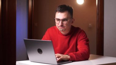 Öfkeli kızgın iş adamı, bilgisayarla ilgili sorunu olan bilgisayarla bilgisayarın başında sıkışıp kalmış kızgın bir iş adamı, online arıza, uygulama hatası ya da sistem virüsünden rahatsız olmuş öfkeli bir işçi. 4k 