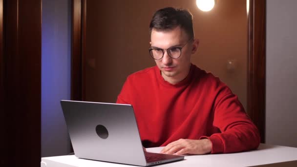 Håller Gest Ung Programmerare Frilansare Man Med Glasögon Fungerar Laptop — Stockvideo