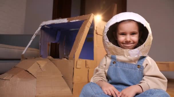 아이는 비행사에서 집에서 장난감 헬멧에서 소녀의 초상화 카메라를 우주로 조종사 — 비디오