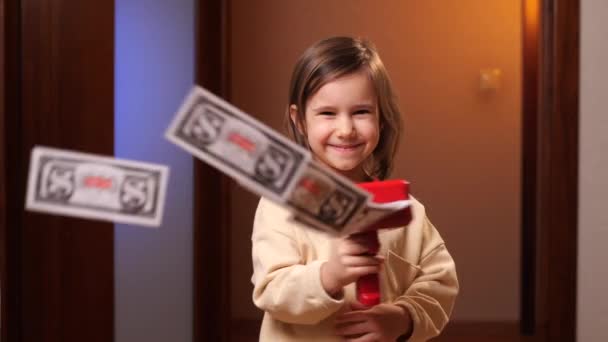 Niña Dispersa Billetes Chica Dispara Dinero Una Pistola Dinero Billetes — Vídeo de stock