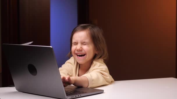 Concetto Fare Soldi Internet Una Bambina Lavora Computer Sacco Soldi — Video Stock