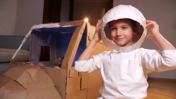 Chłopak Zakłada Głowę Hełm Astronauty Patrzy Kamerę Uśmiecha Się Chłopak — Wideo stockowe