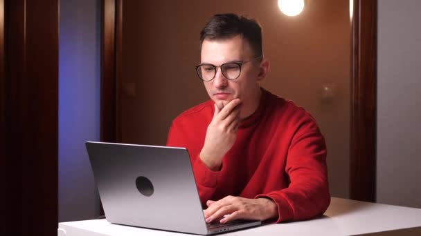 Kırmızı Tişörtlü Bir Adam Dizüstü Bilgisayarla Çalışırken Düşündü Serbest Çalışan — Stok video