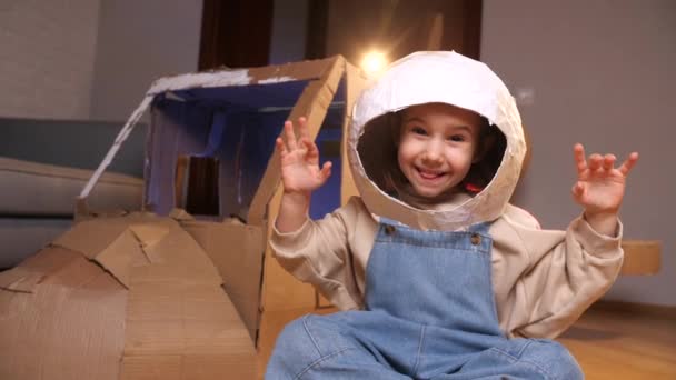 Portretul Unei Fetițe Într Cască Astronauți Casă Face Fețe Amuzante — Videoclip de stoc