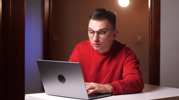 Överarbetade Människor Programmerare Frilansare Affärsidé Sovande Man Glasögon Som Arbetar — Stockvideo