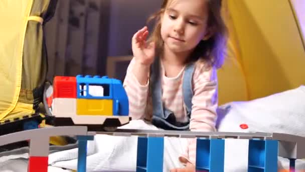 Bedårande Barn Leker Ensam Hemma Kvällen Bygga Tält För Att — Stockvideo