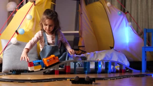 Roztomilé Dítě Dítě Hrát Hračkou Barevné Vlak Železnice Stanu Lov — Stock video