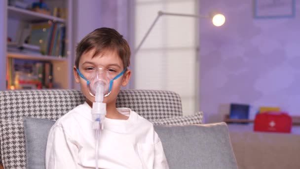 Niño Pequeño Sienta Con Una Máscara Inhalación Durante Tos Bronquitis — Vídeo de stock