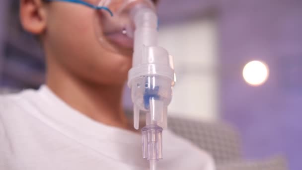 Nebulizör Tüpü Astım Spreyi Oğlan Buhar Şeklinde Ilaç Soluyor Sıvı — Stok video