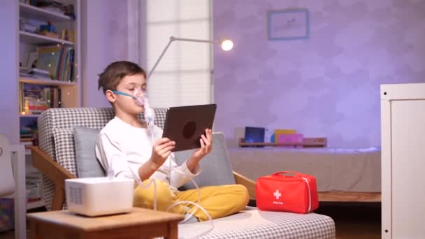 Chlapec Dívá Video Hraje Tabletu Během Lékařské Procedury Běloch Dítě — Stock video
