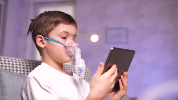 Fiú Tableten Nézi Videójátékokat Orvosi Beavatkozás Alatt Kaukázusi Gyerek Használ — Stock videók