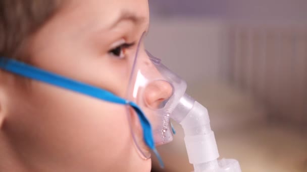 Närbild Rör Nebulisator Inhalator Pojke Inhalerar Medicin Form Ånga Vätska — Stockvideo