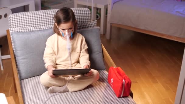 Tablett Hjälper Flicka Att Paus Från Ett Medicinskt Ingrepp Nebulisator — Stockvideo