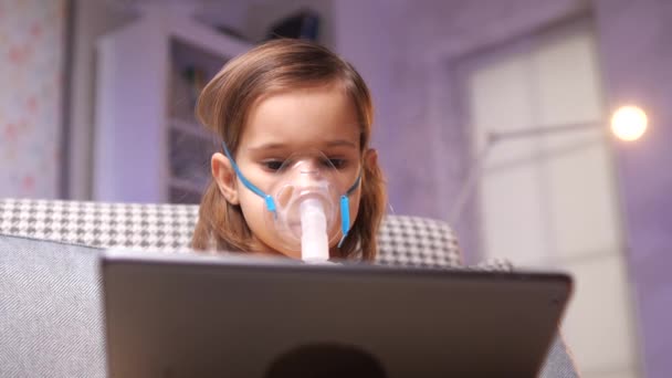 Retrato Una Chica Con Una Máscara Nebulizador Inhalador Una Niña — Vídeo de stock
