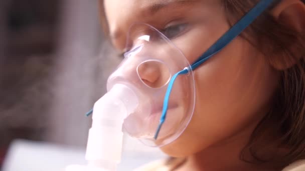 Närbild Flicka Som Bär Nebulisatormask Inhalator Flickan Andas Medicinångan Behandling — Stockvideo