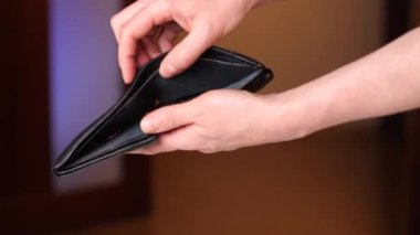 İş ve finansal başarısızlık, iflas kavramı. İş adamı cüzdanı boş, bozuk para, iş sorunları ve depresyon gösteriyor. Para ve para yok, küresel ekonomik kriz. 4k görüntü