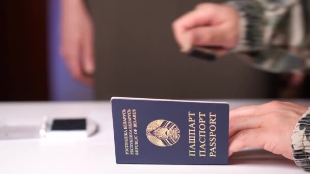 Belge Kontrolünden Geçen Askeri Üniformalı Bir Adamın Yakın Çekimi Pasaportunda — Stok video