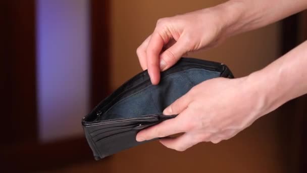 Mujer Abre Una Billetera Vacía Hay Dinero Cartera Imágenes Alta — Vídeo de stock